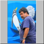 Galapagos - ein Künstler beim Bemalen einer Hauswand im Ort Puerto Villamil auf der Insel Isabela