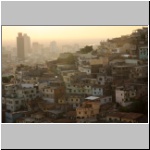 Guayaquil - Blick auf die Stadt vom Hügel Cerro Santa Ana aus, vorne ein Slums-Hügel