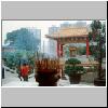 New Territories - Fanling, taoistischer Fung Ying Sin Koon Tempel, ein Topf für Räucherstäbchen und das Tor vor dem Eingang