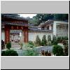 New Territories - Fanling, taoistischer Fung Ying Sin Koon Tempel, Friedhofsbereich - Nischen mit Urnen und Ahnentaffeln