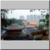 New Territories - Fanling, taoistischer Fung Ying Sin Koon Tempel, Blick von oben, dahinter: Wohnhäuser in Fanling