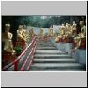 New Territories - Shatin, Weg zum Tempel der 10.000 Buddhas, Gipsfiguren aus buddhistischen Mythen