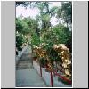 New Territories - Shatin, Weg zum Tempel der 10.000 Buddhas, Gipsfiguren aus buddhistischen Mythen