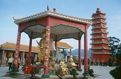 New Territories - Shatin, 10.000 Buddhas Tempel, Pavillon mit Vitasoka- und Kwun Yam Figuren, rechts 9stöckige Pagode