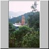 New Territories - Shatin, Blick von der oberen Terrasse der Anlage des 10.000 Buddhas Tempels auf die Pagode