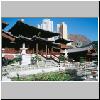 Kowloon - Diamond Hill, Chi Lin Nonnery: ein Teich im Innenhof und die Haupthalle des Klosters