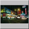 Kowloon - Nathan Road nachts - eine der großen Kreuzungen mit leuchtenden Reklamen