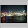 Hong Kong Island - nächtlicher Blick auf die Skyline von Kowloon aus, davor ein Kreuzfahrtschiff