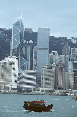 ein Sampan vor der Skyline von Hongkong, links Bank of China Tower