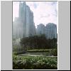Hong Kong Island - HSBC-Tower gesehen vom Park Charter Garden, hinter den Palmen die Kuppel des Parlamentsgebäudes