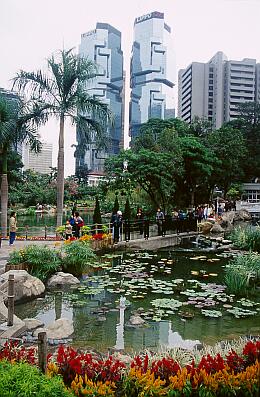 Hong Kong Island - Blick vom Hong Kong Park aus auf die Lippo-Türme, vorne ein Teich