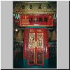 Hong Kong Island -  Man Mo Tempel in Sheung Wan, alte Eingangstür, dahinter Räucherspiralen