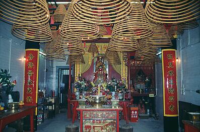Hong Kong Island -  Räucherspiralen und Altar im Nebenraum des Man Mo Tempels in Sheung Wan (rechts vom Haupteingang)