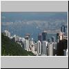 Hong Kong Island -  Blick von Victoria Peak auf die Skyline von Hongkong. Im Hintergrund die Halbinsel Kowloon und New Territories
