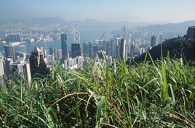 Hong Kong Island -  Blick von Victoria Peak auf die Skyline von Hongkong (Richtung Nordosten). Im Hintergrund die Halbinsel Kowloon und New Territories