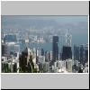 Hong Kong Island -  Blick von Victoria Peak auf die Skyline von Hongkong. Im Hintergrund die Halbinsel Kowloon