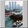 Hong Kong Island - Aberdeen, eine Boot-Anlegestation, hinten Hochhäuser auf den vorgelagerten Inseln
