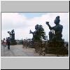 Lantau Island - Figuren vor der großen Statue des sitzenden Buddha im Klosterkomplex Po Lin