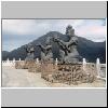 Lantau Island - Figuren vor der großen Statue des sitzenden Buddha im Klosterkomplex Po Lin