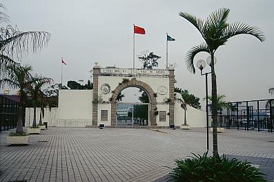 Macau - das Tor "Portas do Cerco" am Grenzübergang nach China