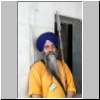 Delhi - ein Wärter am Sikh-Tempel Bangla Sahib Gurudwara