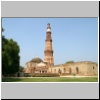 Delhi - Sandsteinminarett im Qutb-Minar Moscheekomplex
