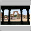 Delhi - Moschee&uuml;berreste und eiserne S&auml;ule im Qutb-Minar Komplex