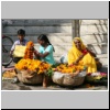 Udaipur - Blumenverkäuferinnen vor dem Jagdish-Tempel
