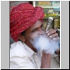 unterwegs nach Kumbhalgarh - ein rauchender Mann