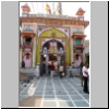 Ram Deora - Eingang des Tempels mit dem lokalen Heiligtum Ram deoji