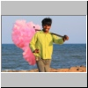 ein Zuckerwatteverkäufer auf er Strandpromenade von Puducherry