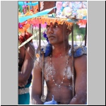 Sakkangudi - ein Kadavi-Träger bei der Thaupusam-Prozession mit einem Gestell auf den Schultern, das sich mit den Haken in die Haut einbohrt