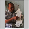 Yogjakarta - in einer Schattenpuppenfiguren-Werkstatt (Wayang Kulit Figuren), eine noch nicht bemalte Figur aus Wasserb&uuml;ffelleder