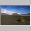 links der Bromo-Vulkan, in der Mitte der Batok-Vulkan, vorne die Sandw&uuml;ste