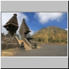 ein Hindu-Tempel und der Vulkan Batok