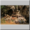 Londa - an einer Felswand stehende und h&auml;ngende S&auml;rge und eine Galerie mit Tao-Tao-Figuren, Tana Toraja, Sulawesi