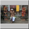 unterwegs auf Bali: Fotostopp vor einem Dorftempel