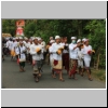 eine hinduistische Prozession bei Tirta Gangga, Bali
