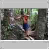 Wanderung in der N&auml;he von Bebandem - ein Kind im Wald bei Tenganan, Bali