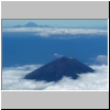 vorne der Vulkan Agung auf Bali, im Hintergrund der Vulkan Rinjani auf Lombok (zweith&ouml;chster Vulkan des Landes)