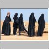 Tschoga Zanbil - iranische Frauen bei der Besichtigung des archäolog. Geländes