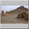 Yazd - eines der Türme des Schweigens und Ruinenreste einer alten zoroastrischen Siedlung