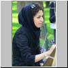 Isfahan - eine Kunststudentin in der Parkanlage des Palastes der 40 Säulen