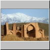 zwischen Isfahan und Qom - Karawansereiruine vor der Kulisse verschneiter Berge