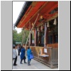 Kyoto - Gebete an einer der Hallem im Yasaka-Schrein