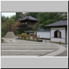 Ginkaku-ji Tempel - hinten der Silberne Pavillon und eine stumpfe Kiespyramide im Zen-Garten, Kyoto