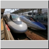 Shinkansen-Z&uuml;ge im Bahnhof Okayama