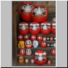 Daruma-Puppen (Gr&uuml;nder des Zen-Buddhismus) auf einem Altar im Achi Schrein in Kurashiki