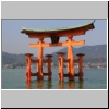 das ber&uuml;hmte Torii vor dem Itsukushima-Schrein auf der Insel Miyajima