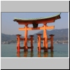 das berühmte Torii vor dem Itsukushima-Schrein auf der Insel Miyajima